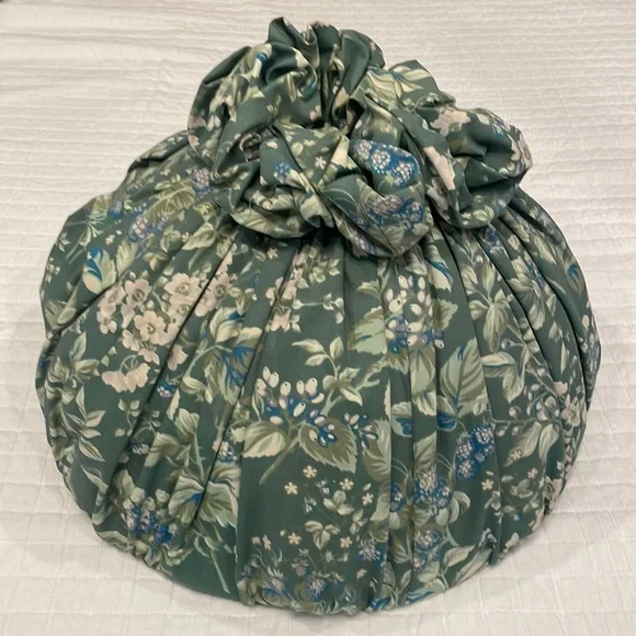 Laura Ashley Bramble pattern light fixture cover lampshade large 18 x 18 x 12“