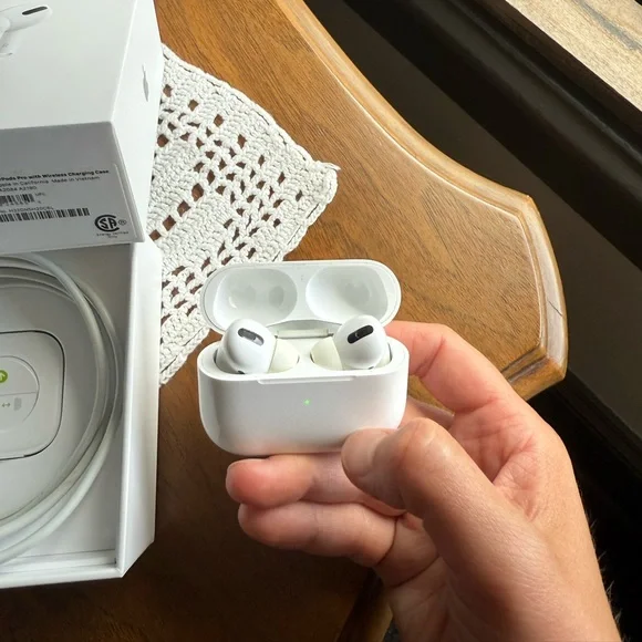 Apple Wireless Earbuds with Charging Case - White