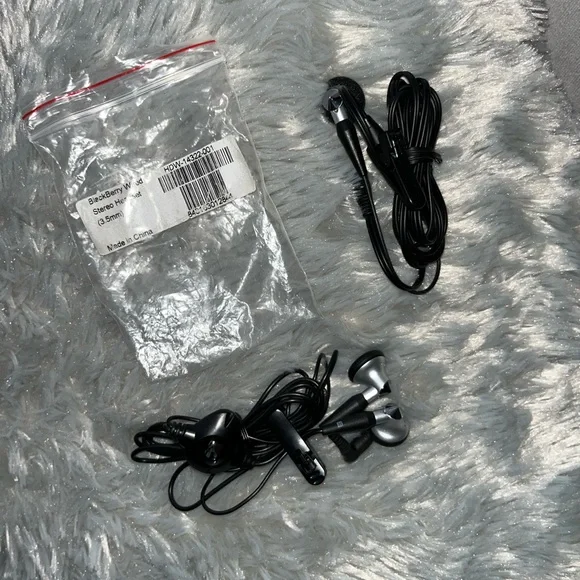 New --Two (2) Blackberry Wired Stereo Headsets