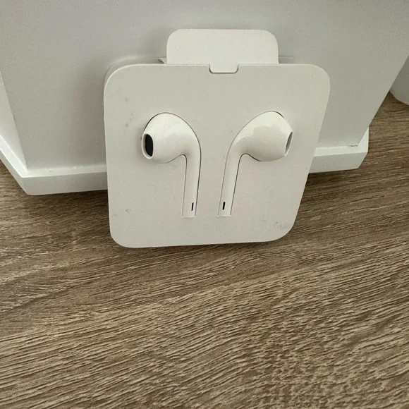 White Wired Earbuds Apple