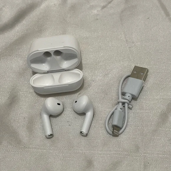 Apple White AirPods Wireless Headset with Charging Case
