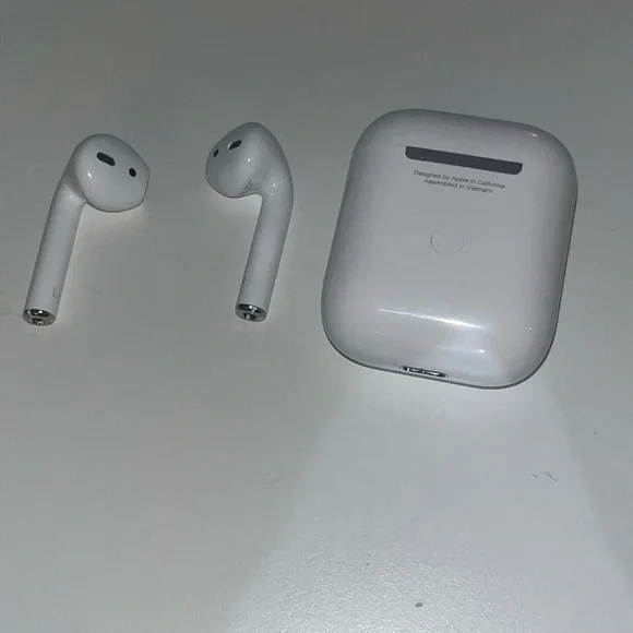 Apple AirPods White Wireless Headset with Charging Case