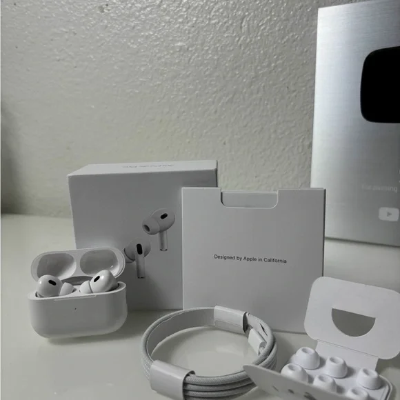 Apple White Wireless Earbuds with Charging Case