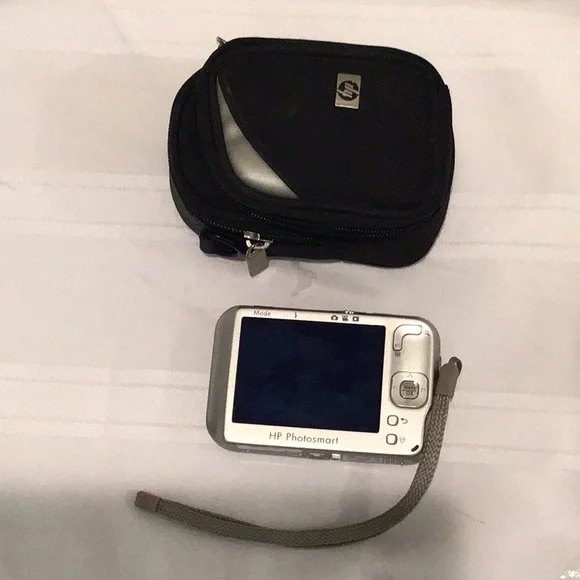 HP Photosmart Digital Camera with Black Case camera only for parts untested