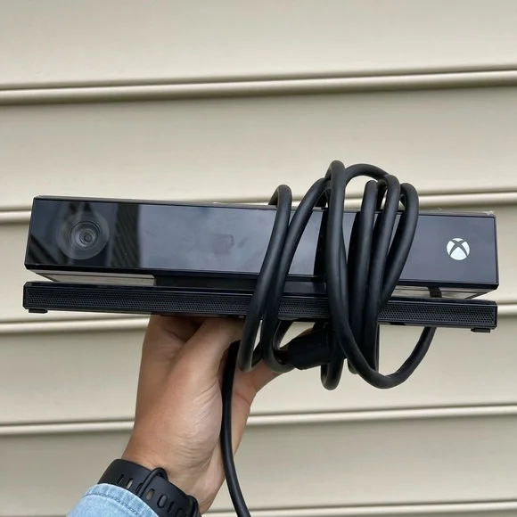 XBOX ONE CAMERA KINECT. CONDITION IS USED. COMES WITHOUT BOX.