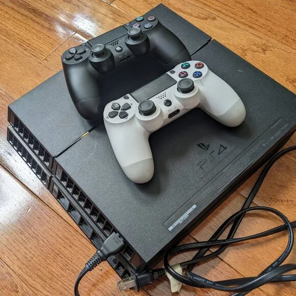 PS4 Sony (500GB) w/ 2 FREE controllers - Good condition - Black