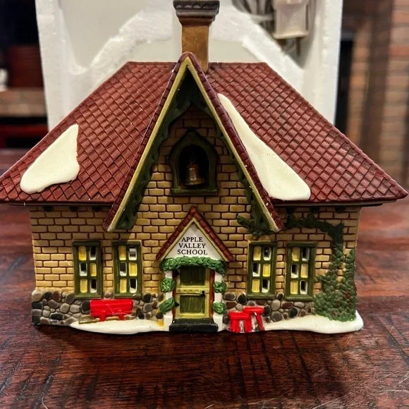 Dept 56 Apple Valley School New England Village Lighted House W/ Cord and box‎