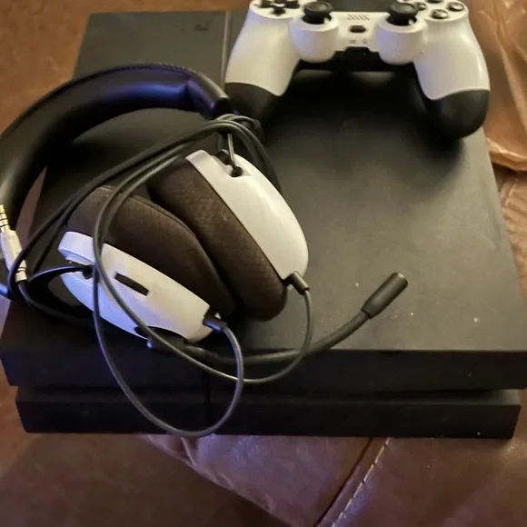 Sony Black and White Console with DualShock Controller