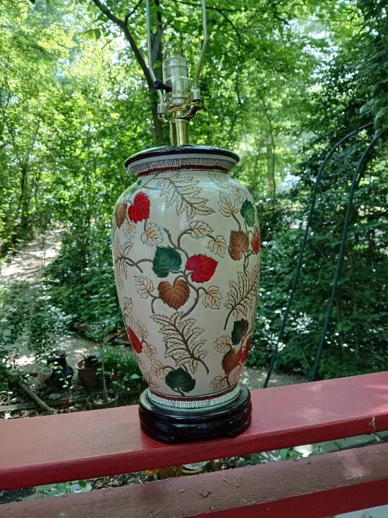 Hand Painted Oriental Style Ceramic Lamp / Liefs