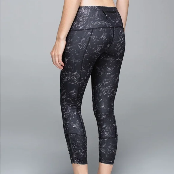 Lululemon Black Patterned Leggings - size 8 Luxtreme Arsenal Ambient Grey Black