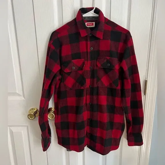 Wrangler Mens Small‎ Red and Black Plaid Long Sleeve Button Down Shirt