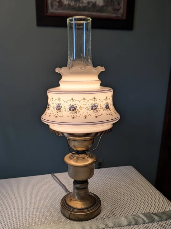 Quoizel Abigail Adams Lamp White Glass Shade Blue Floral 1973 VTG Hurricane