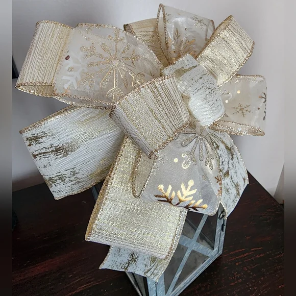Gold Snowflakes Lantern Bow ❄️