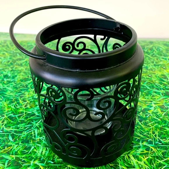 FREE WITH PURCHASE****** Yankee Candle Co. votive candle holder lantern, EUC
