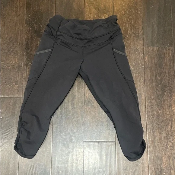 Lululemon Hot Yoga Running size 6 Zippers, pockets, Cropped Leggings