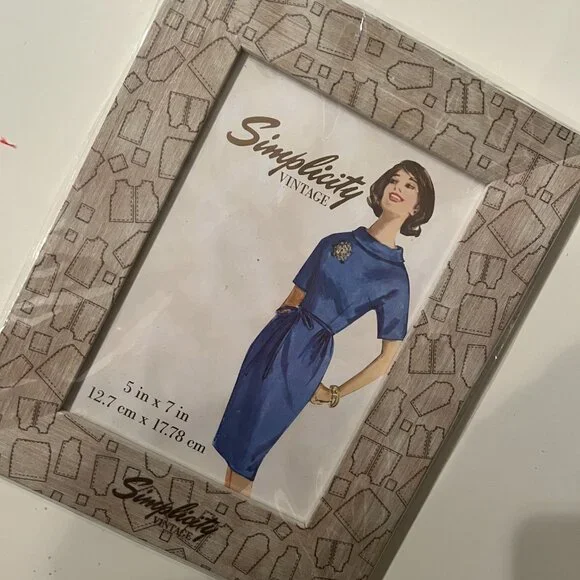 Simplicity Vintage‎ Wooden 5X7 Picture Frame (new in plastic packaging)