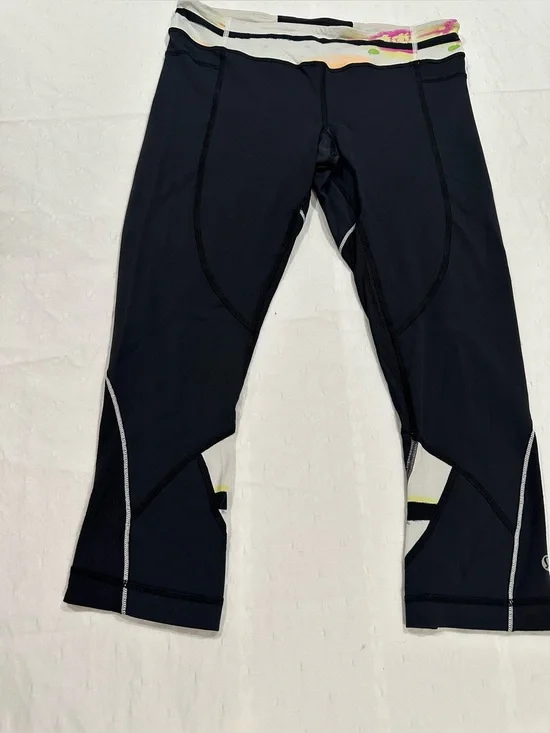 Lululemon Run Inspire Crop II Size 8 Black Groovy Stripe Rare Vintage