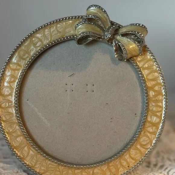 Elegant Gold Picture Frame with Bow Accent