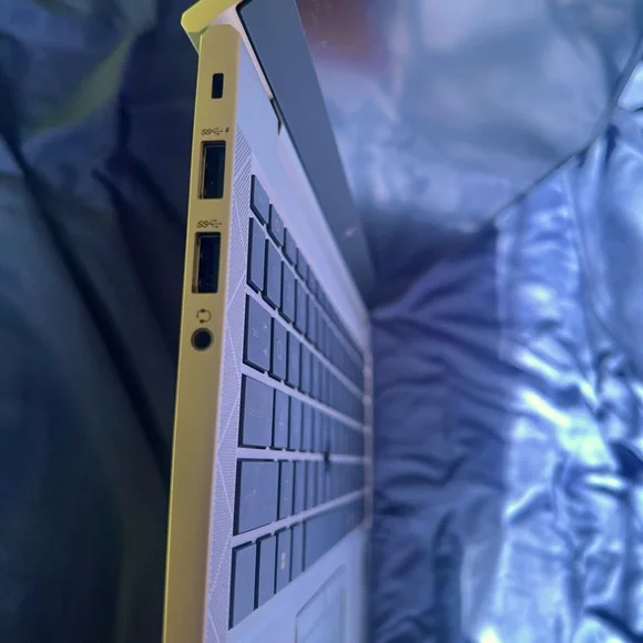 HP élite book G8 840 w/ wolf pro security