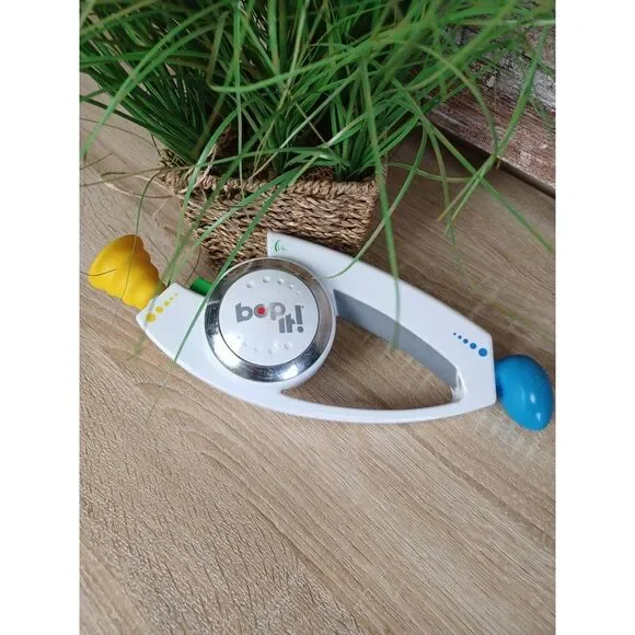 Bop It! Shout It Electronic Handheld Game Twist Pull White Hasbro Works Great