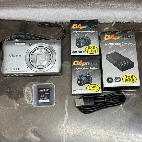 Nikon COOLPIX S3700 20.1MP Digital Camera Silver***READ****