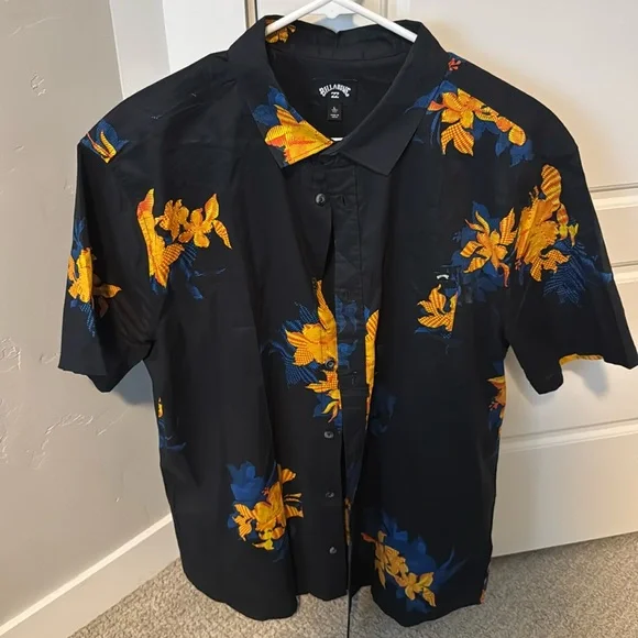 Men’s Billabong button up shirt… Size L. In like new condition.