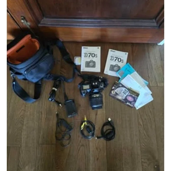Nikon D70s DSLR Camera Kit w/ Lens & Bag