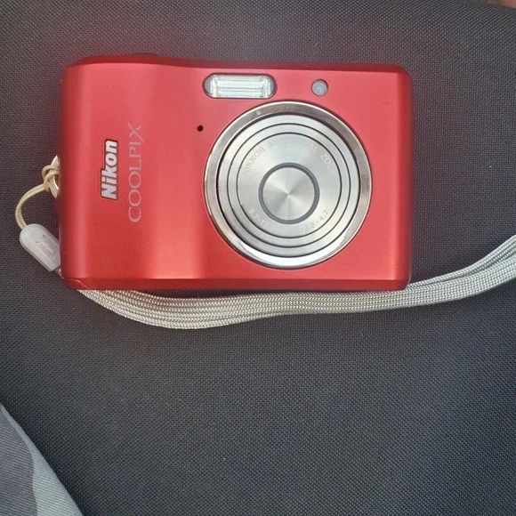 Nikon Coolpix L18 Digital Camera Red NOT WORKING