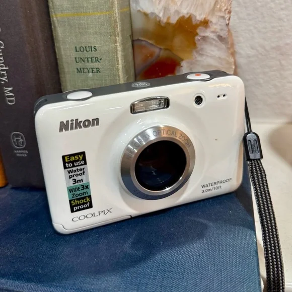 Nikon Coolpix S30 10.1 MP 3X‎ Waterproof Digital White Camera