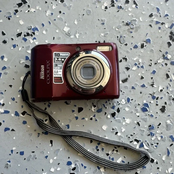 Nikon COOLPIX L20 10.0MP Digital Camera - Deep Red Parts Only Does Not Turn On