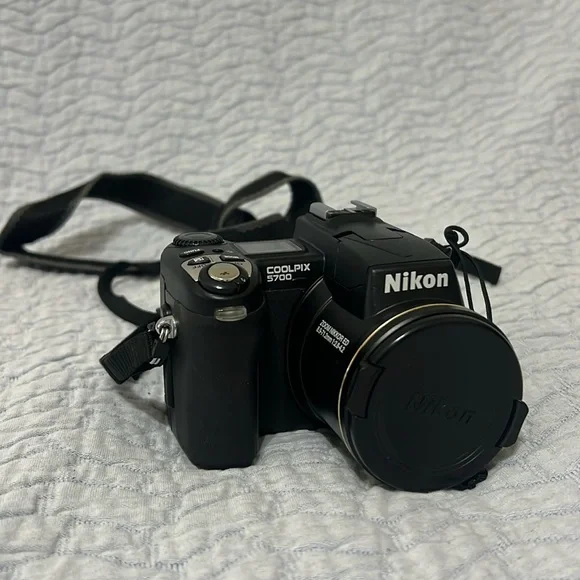 Nikon CoolPix 5700