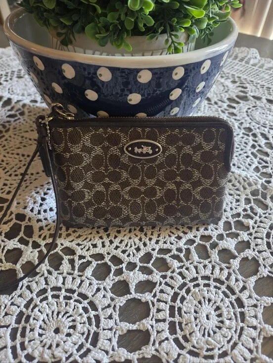 Coach Signature Corner Zip Wristlet🤎No#G1461-52436B