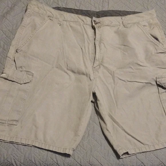 Wrangler Men's Tan Cargo Shorts​​