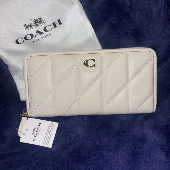 NWT COACH White Cream Pillow Quilting Long Wallet Round Zip Rare Gold Accent