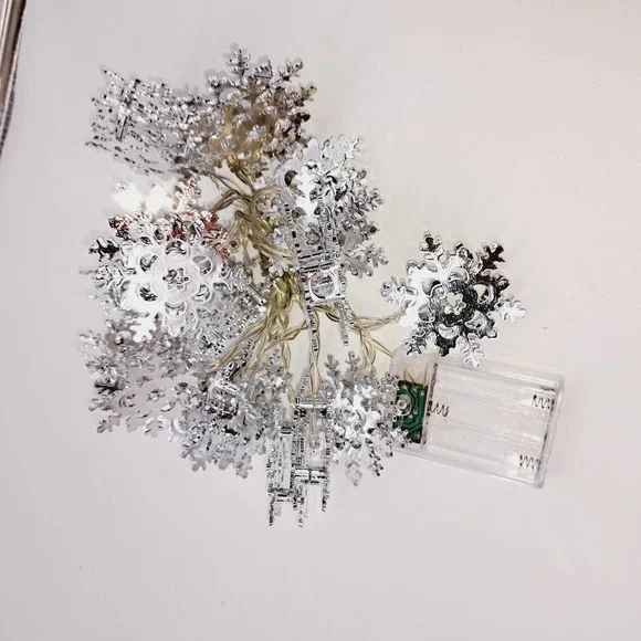 In/Outdoor Shiny silver snowflake string lights battery operated