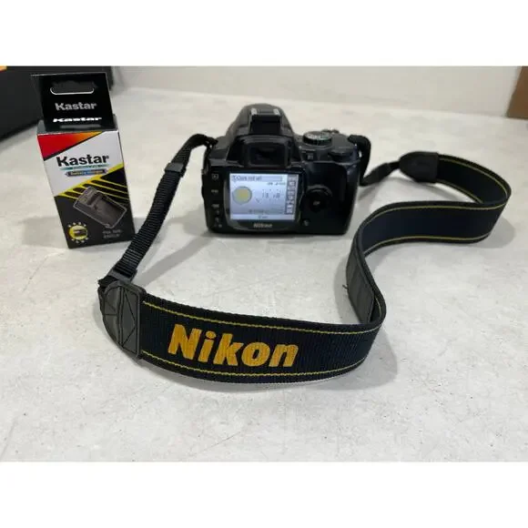 Nikon D40 D33697 Camera & Lens READ