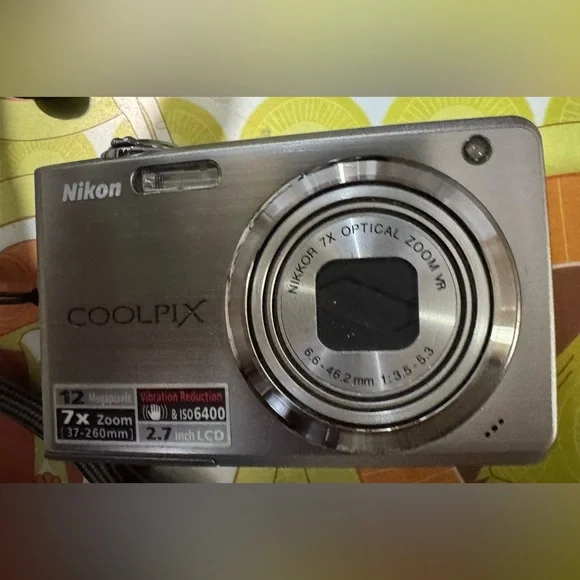❤️ NIKON Coolpix Silver Digital Camera