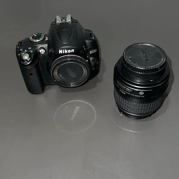 Nikon D5000 DSLR camera body and lens 18-55mm
