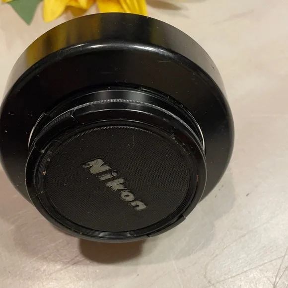 Nikon AF Nikkor 28-200mm, 1:3.5-5.6D Lens with Hood