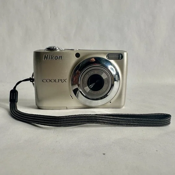 Nikon COOLPIX L22 Digital Camera 3.6X Optical Zoom Silver TESTED