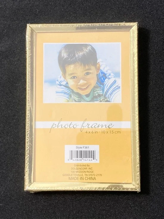 ⭐️ Vintage Metal Gold 4” x 6” Easel Back Picture Frame