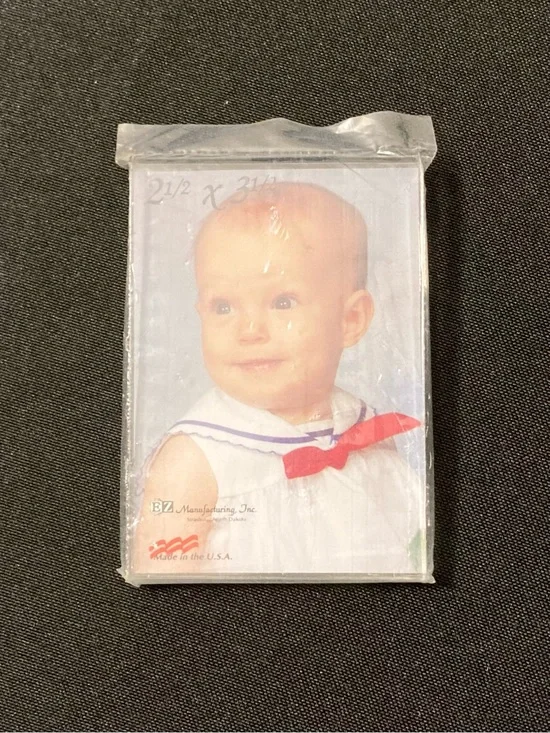 ⭐️ Vintage Transparent Plastic 2.5” x 3.5” Magnet Picture Frame