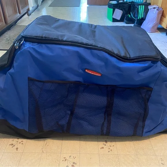 Rubbermaid Blue and Black Garment/Sports Bag with Durable Design