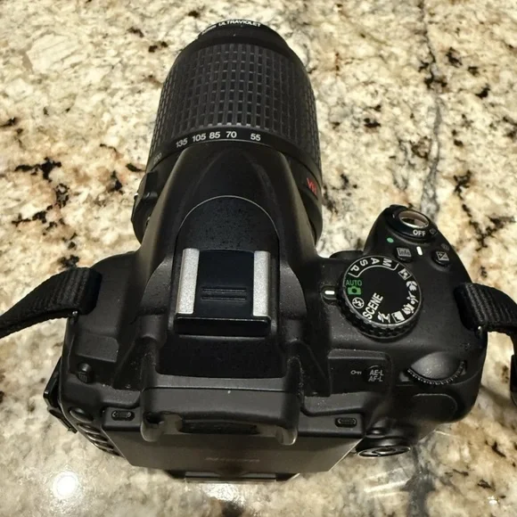 Nikon D5000 Digital Camera w/ case, battery & charger + bonus lens.