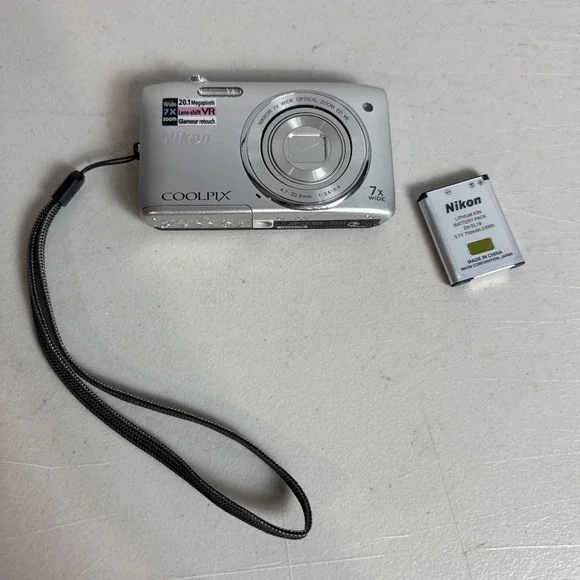 Nikon Coolpix S3500 Silver 20.1MP PLEASE READ for parts or Repair