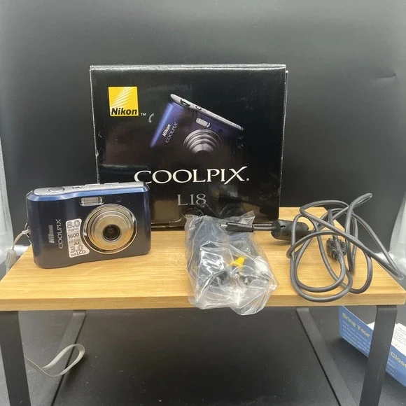 Nikon COOLPIX L18 8.0MP Digital Camera - Blue For Parts Not Working