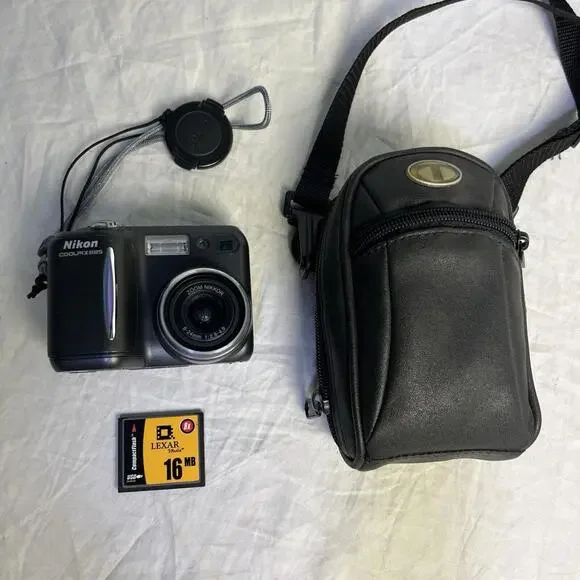 Nikon COOLPIX 885 3.2MP Digital Camera - Black (E885) NOT FULLY TESTED