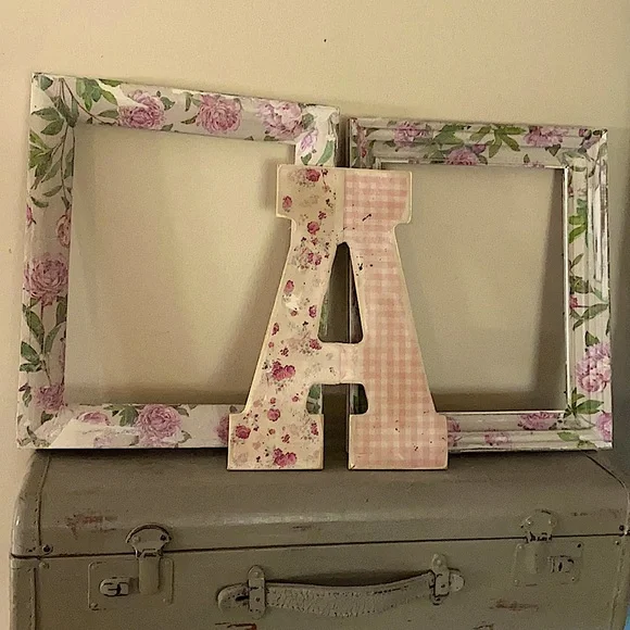 Vintage inspired 2 pink wooden floral frames 🖼 & wooden floral “A”