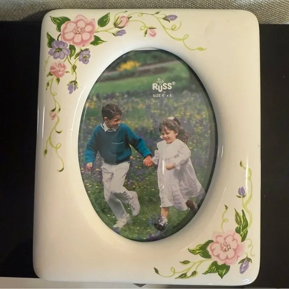 RUSS 4 X 6 vintage ceramic country cottage style picture frame.