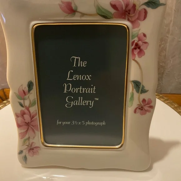 LENOX Vintage Ivory Floral Picture Frame